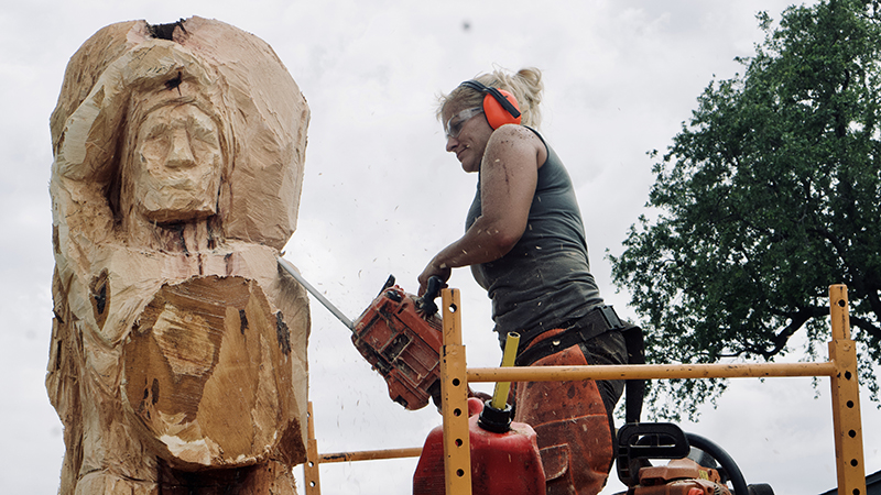 Chainsaw artist carves out massive tribute for Port Neches resident​